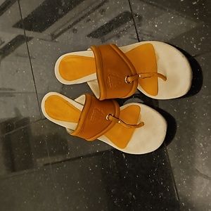 Gucchi leather Sandal with Linen. Size 6 and half.  Great Condition.
